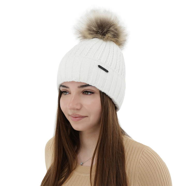 Женская зимняя шапка белая с помпоном Karizma