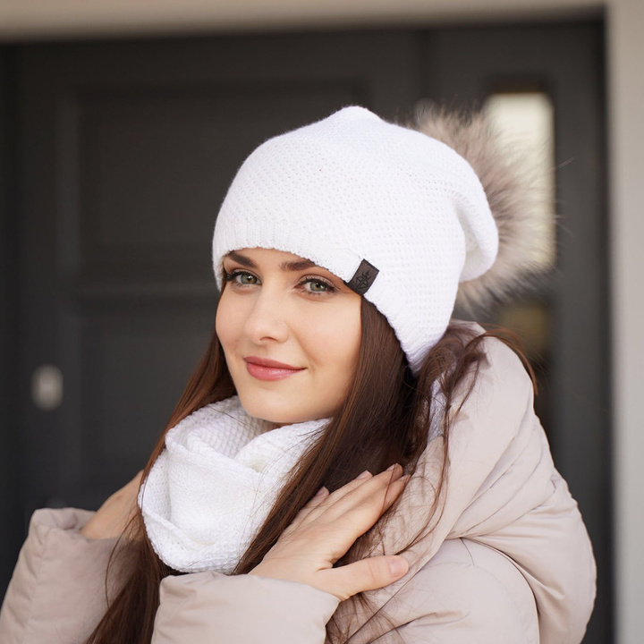 Женский зимний комплект: шапка и кашне белого цвета Kaliana