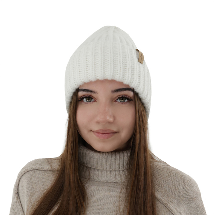 Женская зимняя шапка белого цвета Caro