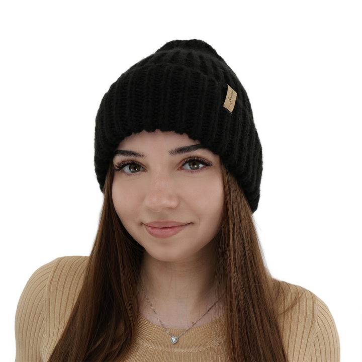 Женская зимняя шапка черного цвета Caro